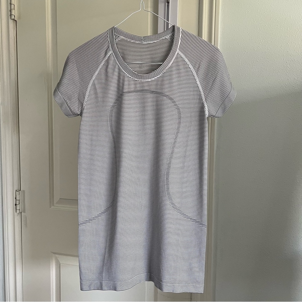 Lululemon workout top b/w stripe size 6